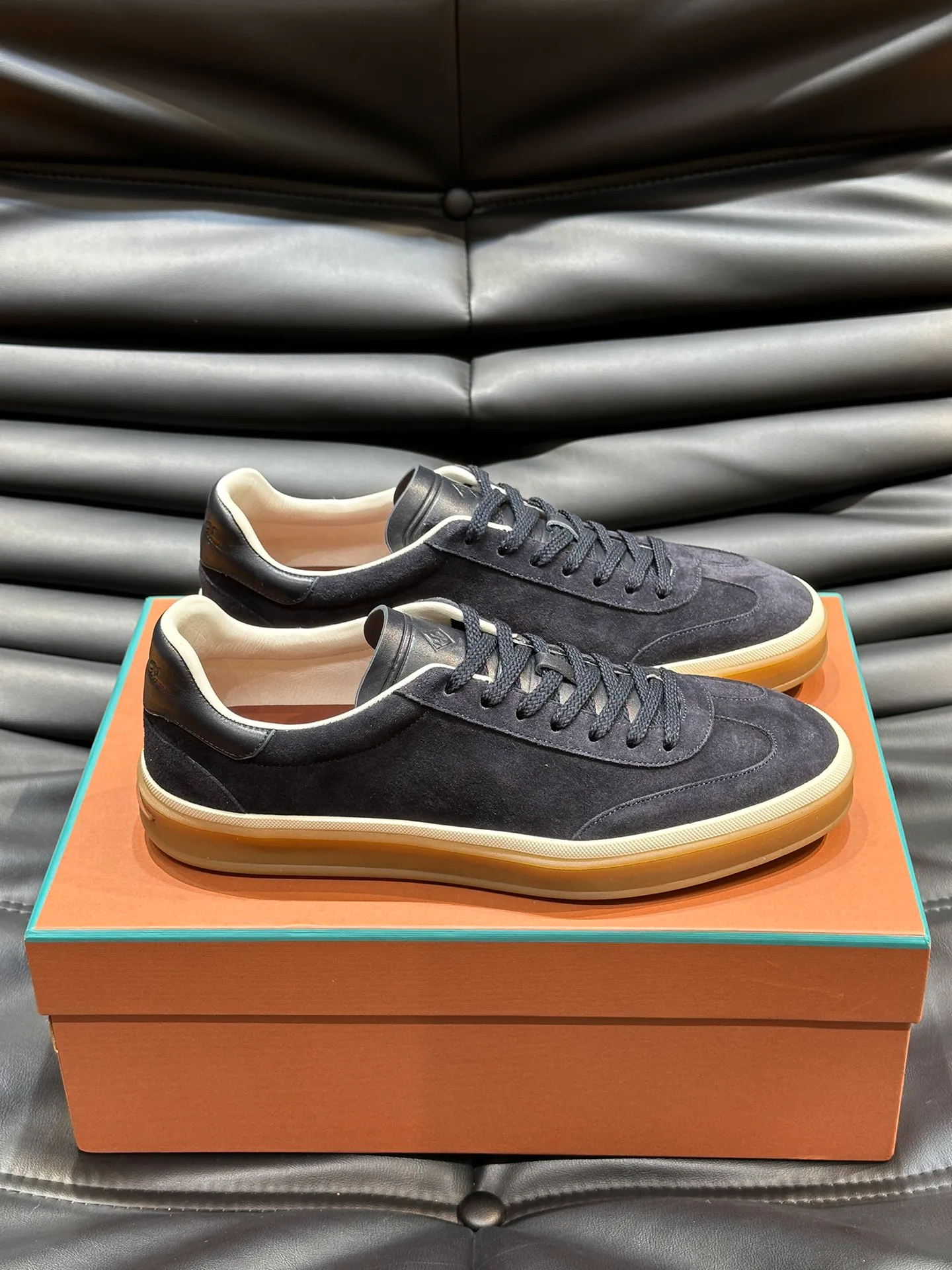 p420 Men's Shoes New 🆕Lp Old Money Style Men's Low-top Casual Tennis Shoes Loro Piana's high-end series has launched sports shoe styles made of soft cowhide. The breathable properties and flexible texture of natural materials make the sneakers both functional and comfortable. The high-quality metal-free tanning and tumble process highlights the natural texture of the leather, while the camel-colored sole and white rubber trim create a double-layer sole effect, making it an everyday shoe that can easily create a lazy and casual style! Size: 39-44 (45, 46 customized